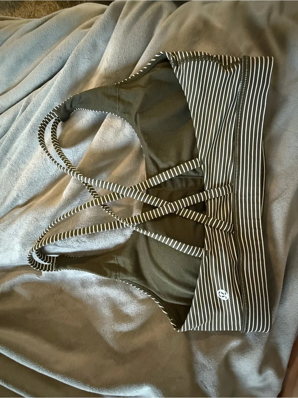 Lululemon Energy Bra in Olive/white, size 8, EUC